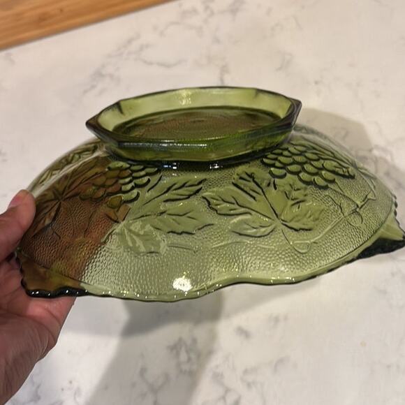 vintage Anchor Hocking green glass serving bowl raised grape leaf pattern - Picture 7 of 10